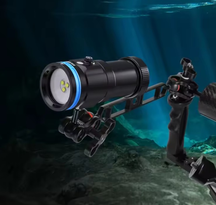 Linterna XTARD30 bajo el agua con una cámara