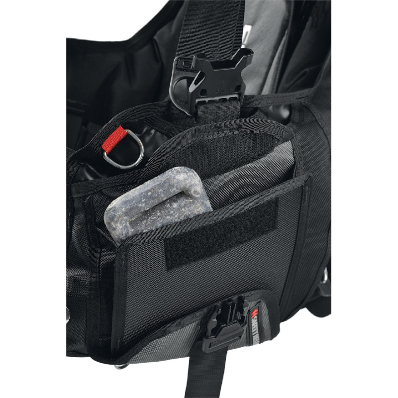 detalle de bolsillos de lastre con apertura de velcro del SEAC Smart